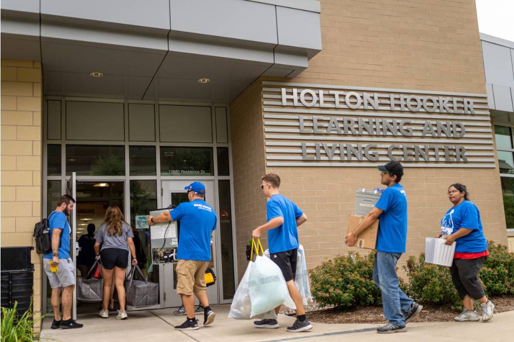Alumni moving in boxes into Holton Hooker Living Center